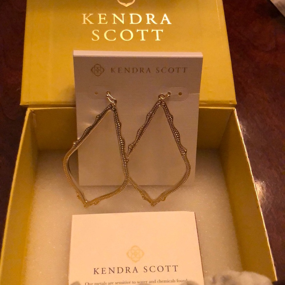 Kendra Scott SOPHEE Earrings in GOLD! Brand new!